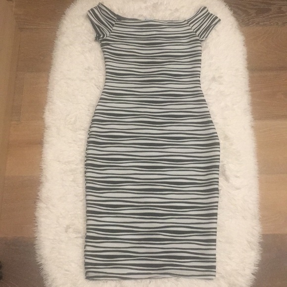 Dresses & Skirts - Fitted off shoulders midi dress